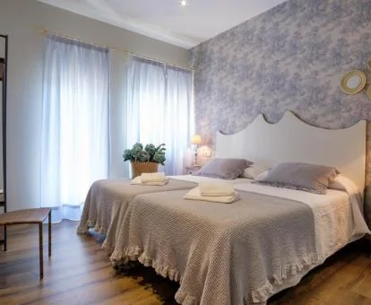 Una de las románticas habitaciones de acogedor estilo de este precioso hotel.