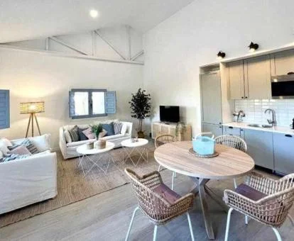 Interior de esta preciosa casa independiente perfecta para una escapada con tu pareja.