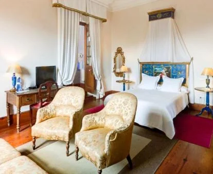 Elegante habitación con zona de estar de este hermoso hotel boutique.