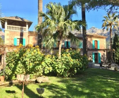 Edificio de este coqueto hotel rural rodeado de jardines.