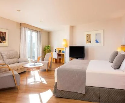 Una de las modernas habitaciones con zona de estar del hotel.