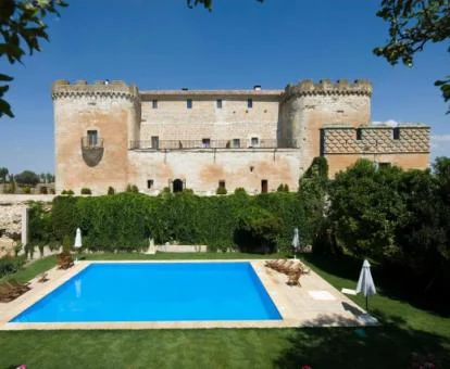Hotel con encantoe n un impresionante castillo con jardines y piscina exterior.