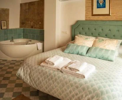Una de las hermosas habitaciones con jacuzzi privado junto a la cama de este hotel boutique.