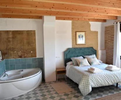 Una de las habitaciones con jacuzzi privado de este hotel con encanto.