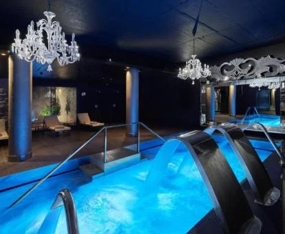 Preciosa piscina con chorros de hidroterapia del spa del hotel.