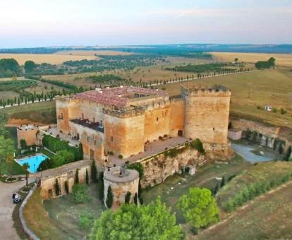 Hermoso castillo rodeado de naturaleza que alberga este coqueto hotel boutique.