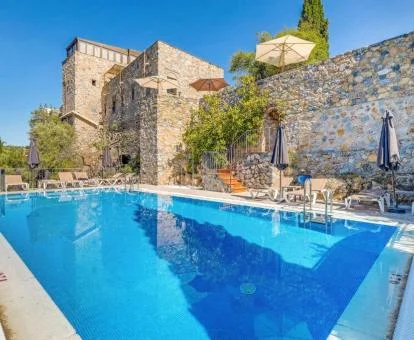Fabuloso hotel rural en un castillo con piscina exterior.