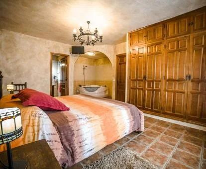 Una de las preciosas habitaciones con <strong>bañera de hidromasaje privada</strong> del alojamiento.