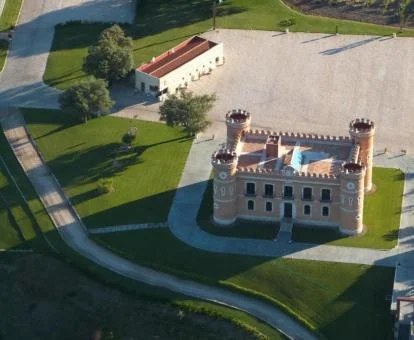 Vista aérea de este precioso hotel castillo en un entorno tranquilo.