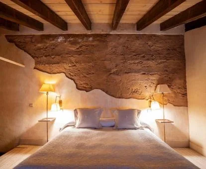 Una de las acogedoras habitaciones con elementos tradicionales de este hotel boutique.