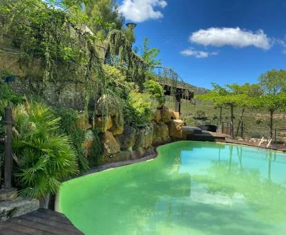 Agradable piscina rodeada de vegetación de este hotel rural.