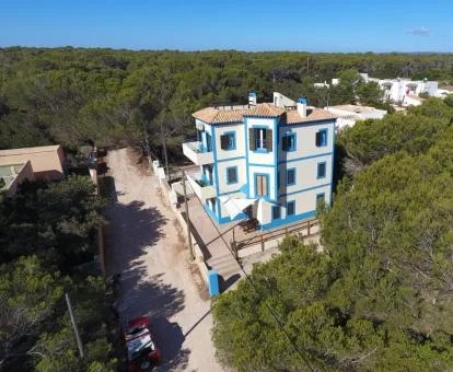 Edificio de este complejo de apartamentos solo para adultos ubicado en una zona tranquila y rodeado de naturaleza.