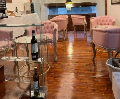 Elegante salón compartido de este hotel solo para adultos.