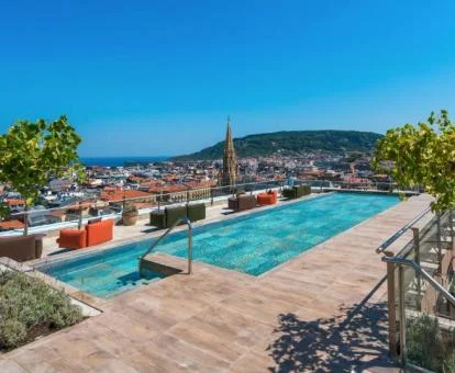 Preciosa terraza con piscina y fabulosas vistas de este hotel con encanto.