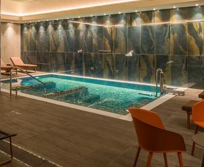 Piscina cubierta con elementos de hidroterapia del spa del hotel.