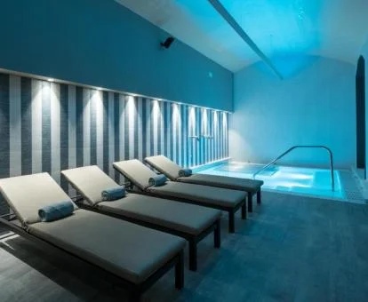 Instalaciones del spa del hotel con zona de relajación y jacuzzi.