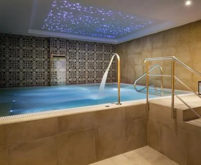 Zona de aguas del centro de bienestar del hotel.