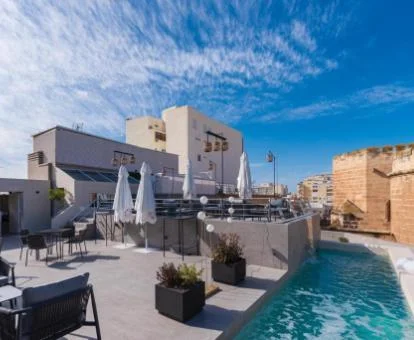 Agradable terraza con mobiliario y piscina en la azotea de este hotel boutique.