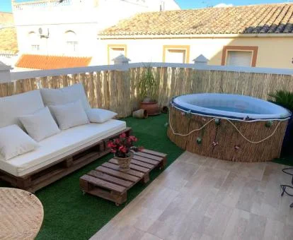 Amplio jacuzzi privado en la del apartamento ático de este establecimiento.