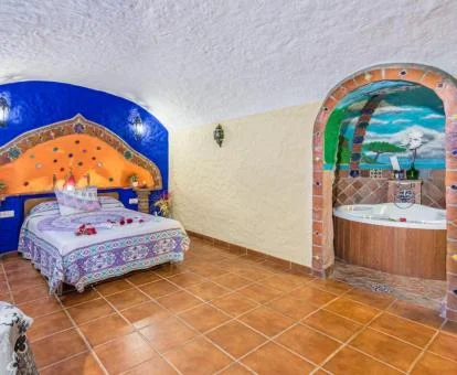 Dormitorio de una de las preciosas casas cueva con jacuzzi privado.