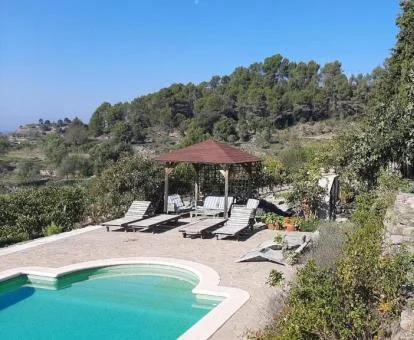 Fabulosa zona exterior con piscina y vistas del alojamiento.