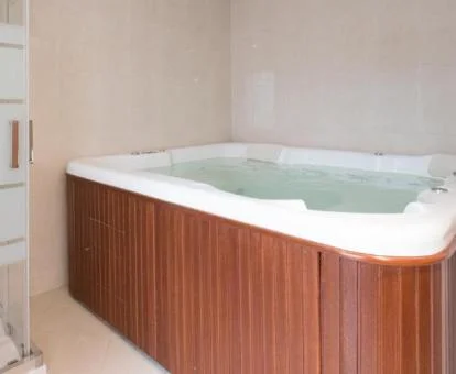 Amplio jacuzzi privado de uno de los apartamentos de este establecimiento.