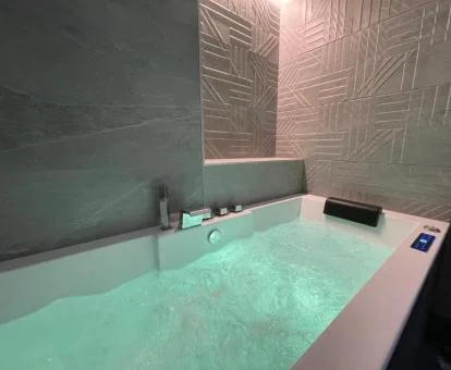 Bañera de hidromasaje privada de este apartamento loft independiente.