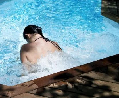 Mujer disfrutando de la zona de aguas del spa.