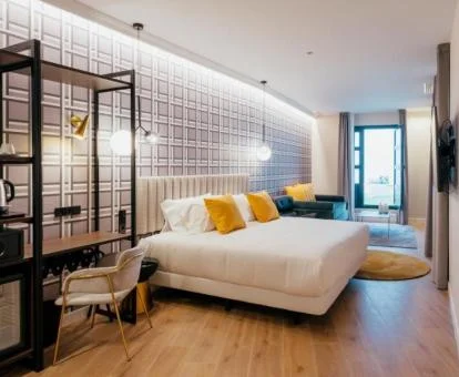 Una de las amplias habitaciones dobles con zona de estar de este moderno hotel boutique.