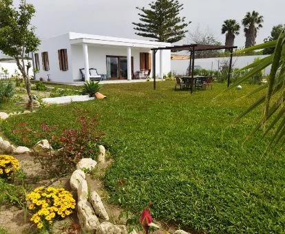 Coqueta casa rural independiente con gran extensión de jardines de uso privado.