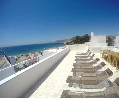 Terraza solarium con vistas al mar de este hotel solo para adultos.
