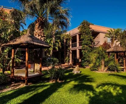 Edificio de este hotel rural en un magnífico entorno rodeado de vegetación para disfrutar de una experiencia inolvidable.