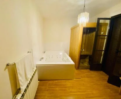 Zona de bienestar privada con jacuzzi y sauna de una de las habitaciones del alojamiento.
