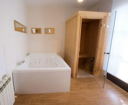 Zona de spa privada de una de las suites del hotel.