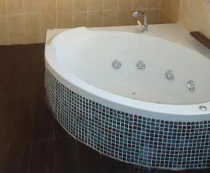 Amplio jacuzzi privado en el baño del apartamento de un dormitorio con bañera de hidromasaje.