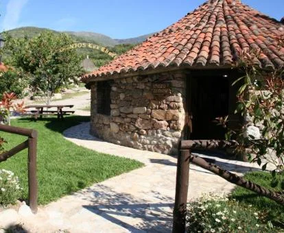 Uno de los preciosos chozos de este complejo rural.