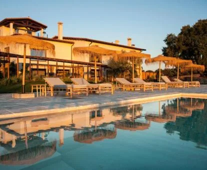 Encantador hotel rural con piscina exterior.