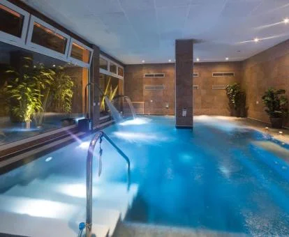 Piscina con elementos de hidroterapia y chorros del spa de este hotel.