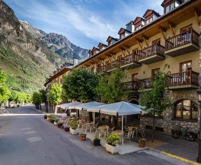 Edificio de este hotel rural a los pies de las montañas.