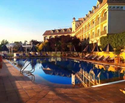 Hotel con encanto con amplia piscina y zonas exteriores.