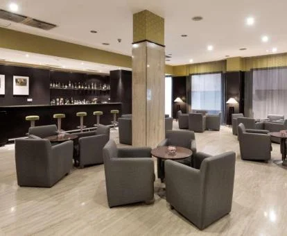 Elegante salón compartido con mobiliario y zona de bar.