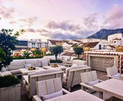 Terraza amueblada con vistas al exterior de este hotel romántico.