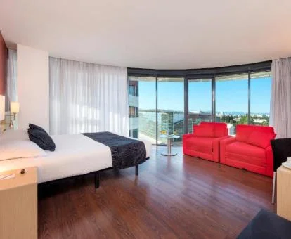 Una de las amplias habitaciones dobles con amplios ventanales con vistas de este hotel boutique.