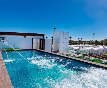 Piscina con elementos de hidroterapia en el exterior del hotel.