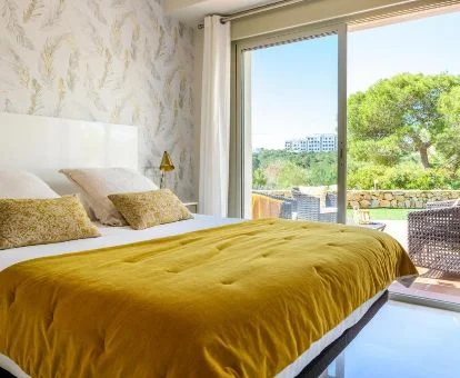 Una de las hermosas habitaciones con terraza privada y vistas a la vegetación que rodea el hotel.