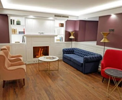 Acogedor salón de uso compartido con chimenea del hotel.