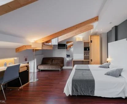 Una de las amplias habitaciones dobles con zona de estar del hotel.