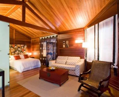 Una de las acogedoras habitaciones de estilo rústico de este hermoso alojamiento en el campo.