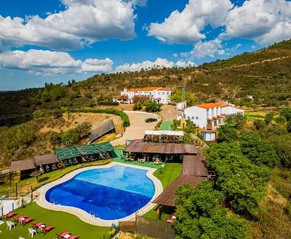 Hermoso hotel rural con piscina en medio de la naturaleza.