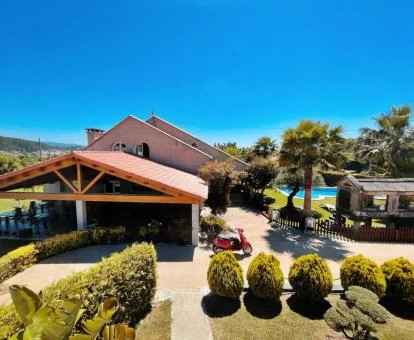 Hotel con encanto con amplia piscina exterior y jardines.